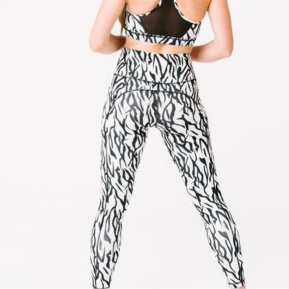 Zyia Active Safari Pocket Brilliant Zebra Hi-Rise 7/8 Compression Size 6-8 - Picture 1 of 9